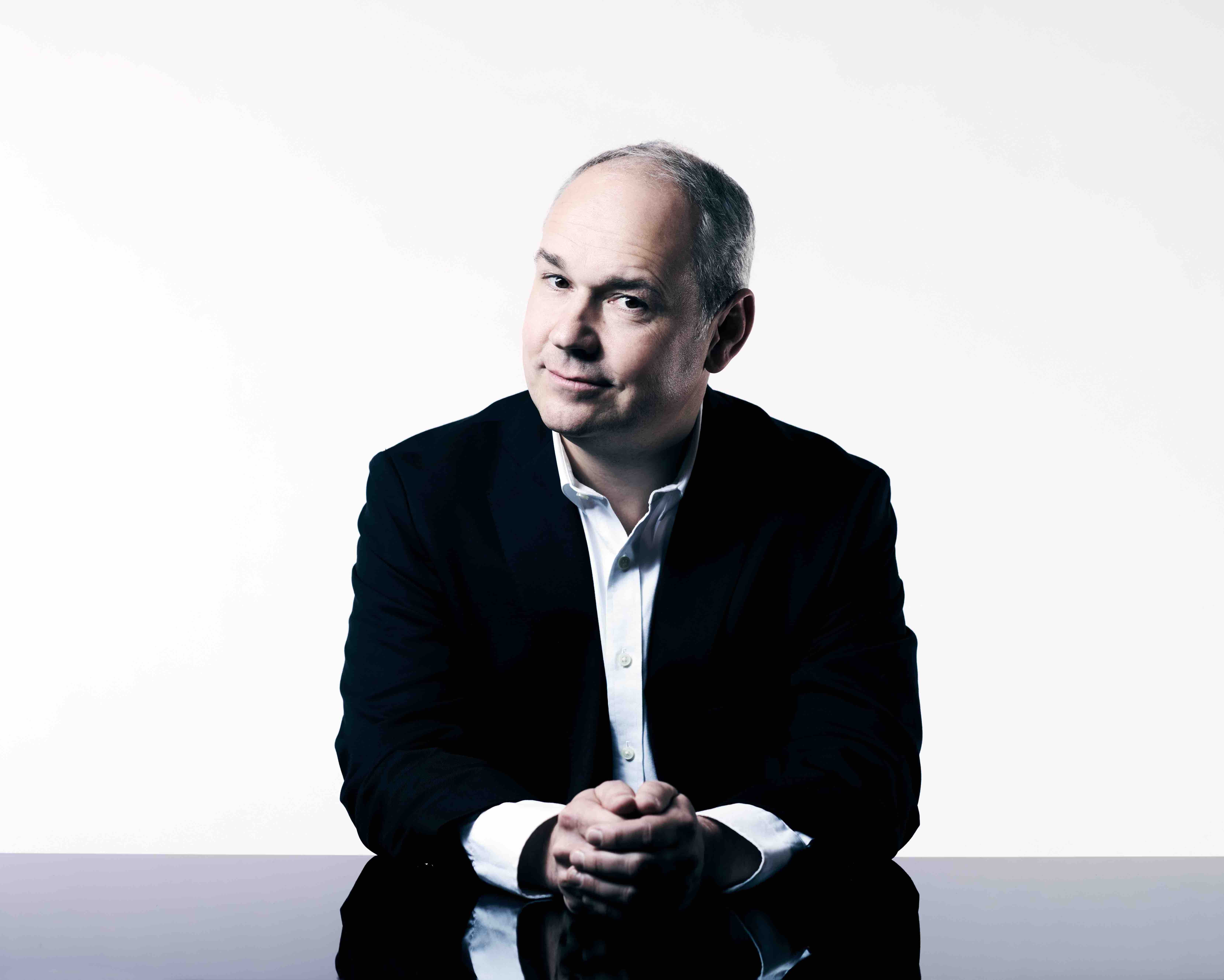 Alexander Beer, am Tisch sitzend.